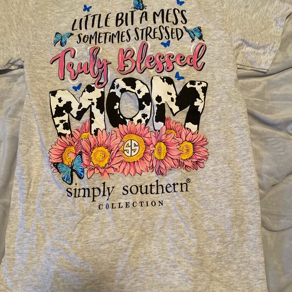 Simply southern t-shirt size small - Picture 3 of 3